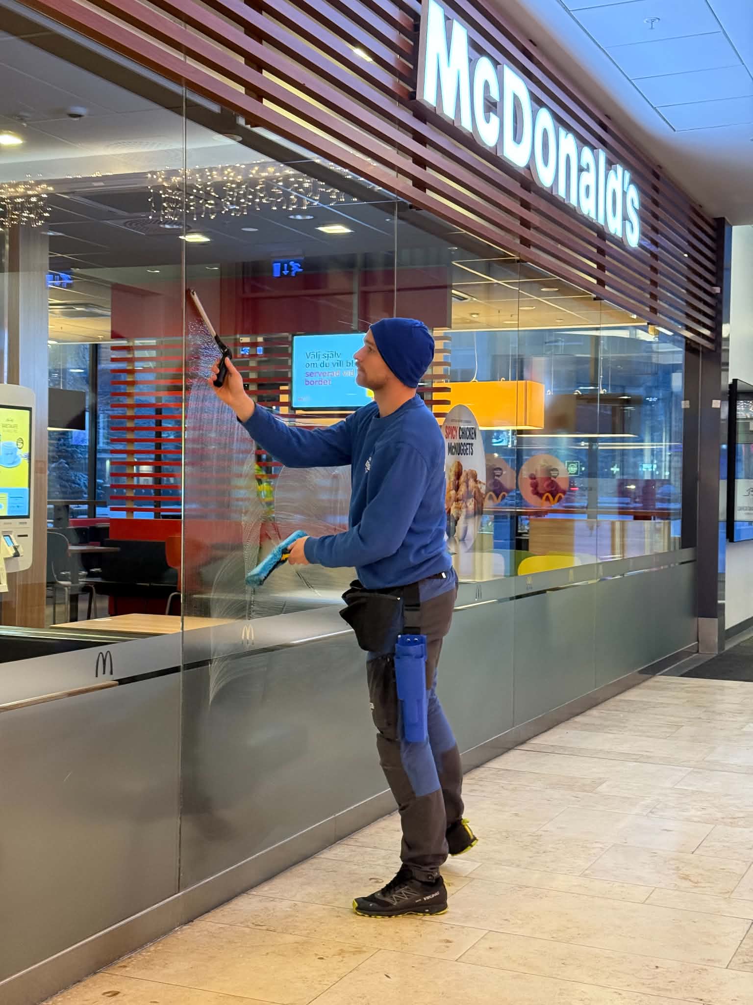 Fönsterputs inne på McDonald's